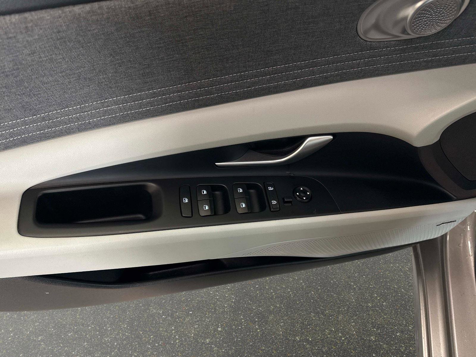 Used 2023 Hyundai Elantra Limited image 18