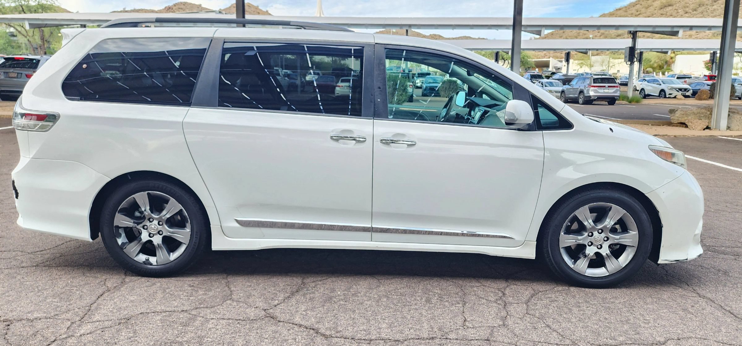 Used 2014 Toyota Sienna SE FWD image 7