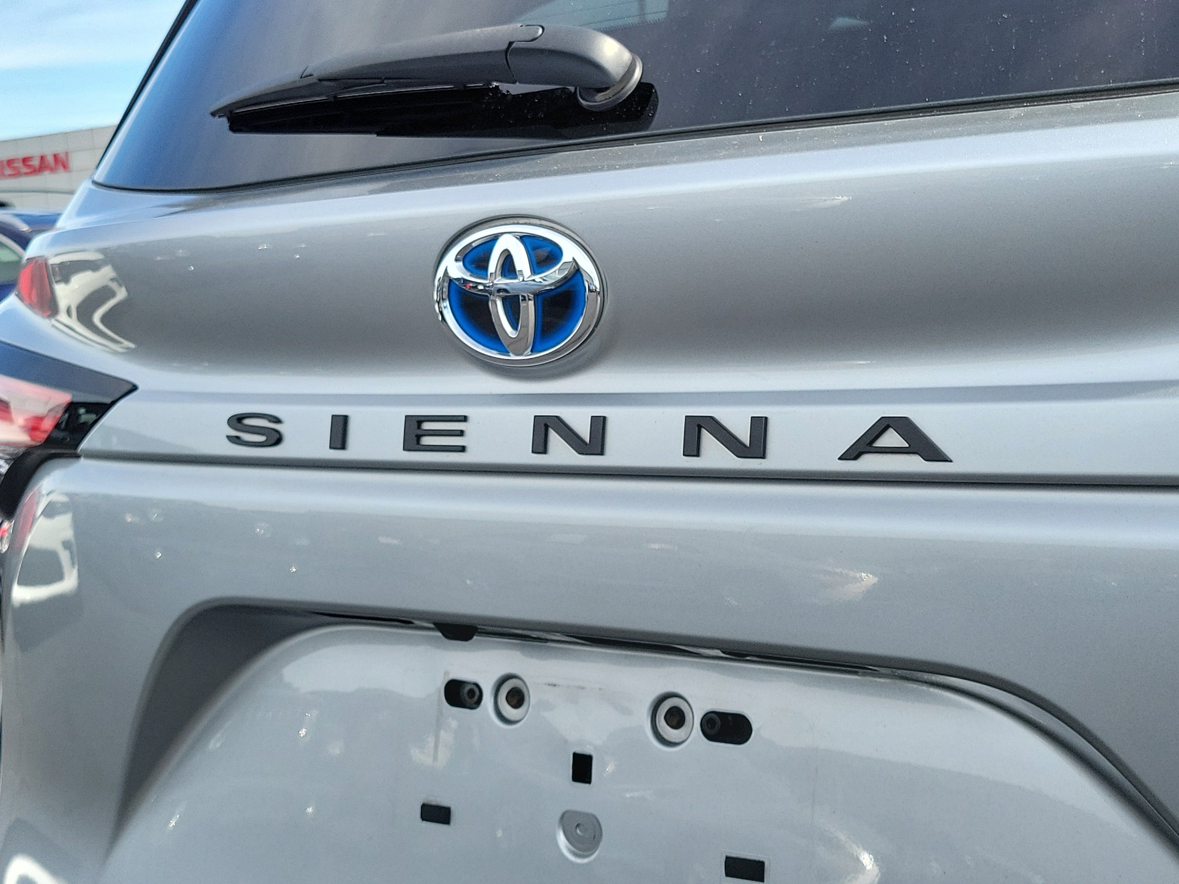 Used 2022 Toyota Sienna XLE w/ XLE Plus Package FWD image 6