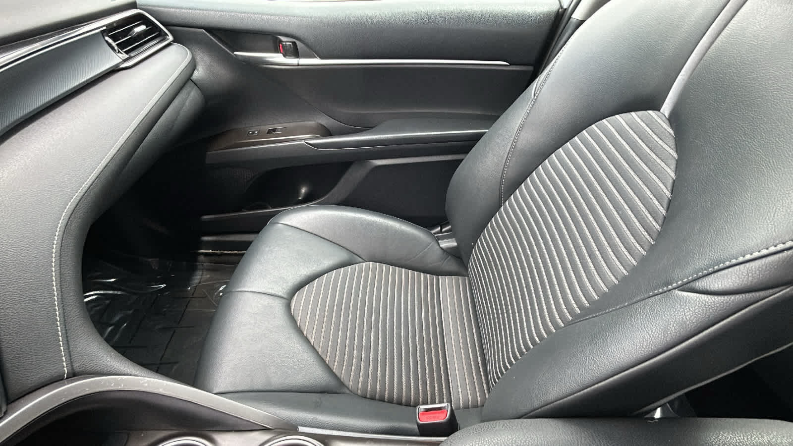 Used 2022 Toyota Camry SE FWD image 12