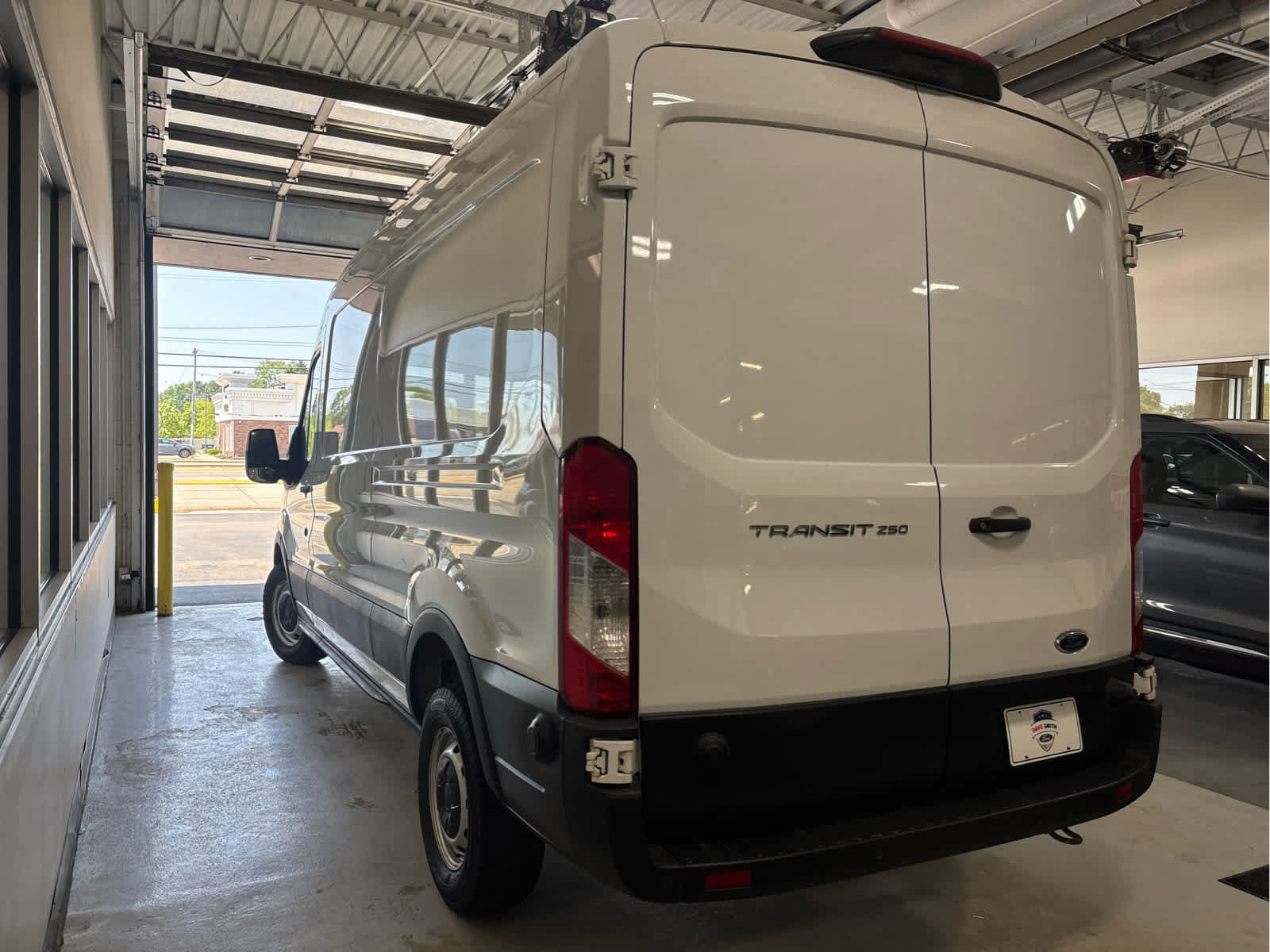 Used 2024 Ford Transit 250 148 Medium Roof RWD image 4