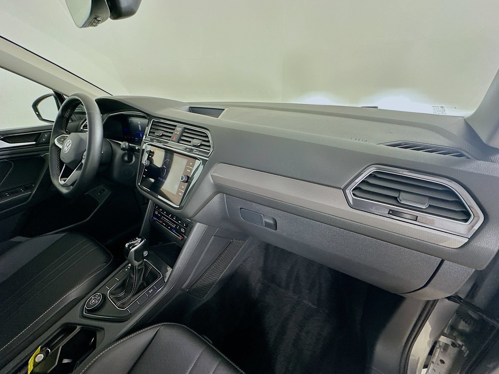 Used 2022 Volkswagen Tiguan SE AWD/4WD image 43