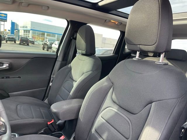 Used 2021 Jeep Renegade Latitude w/ Sun & Sound Group image 11