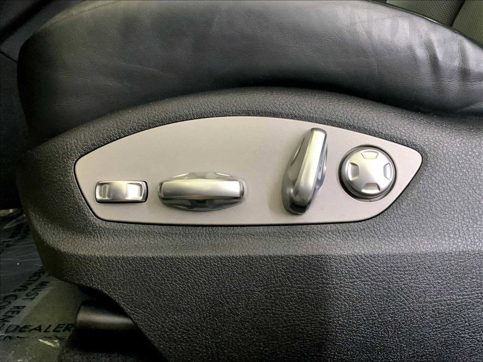 Certified 2025 Porsche Macan image 39