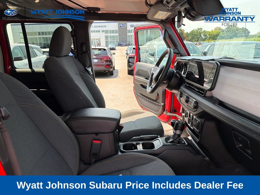 Used 2025 Jeep Wrangler Unlimited Sahara AWD/4WD image 38
