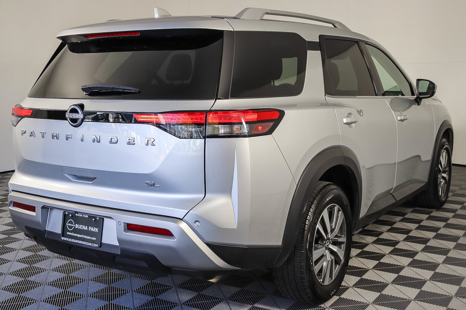 Used 2025 Nissan Pathfinder SL FWD image 8