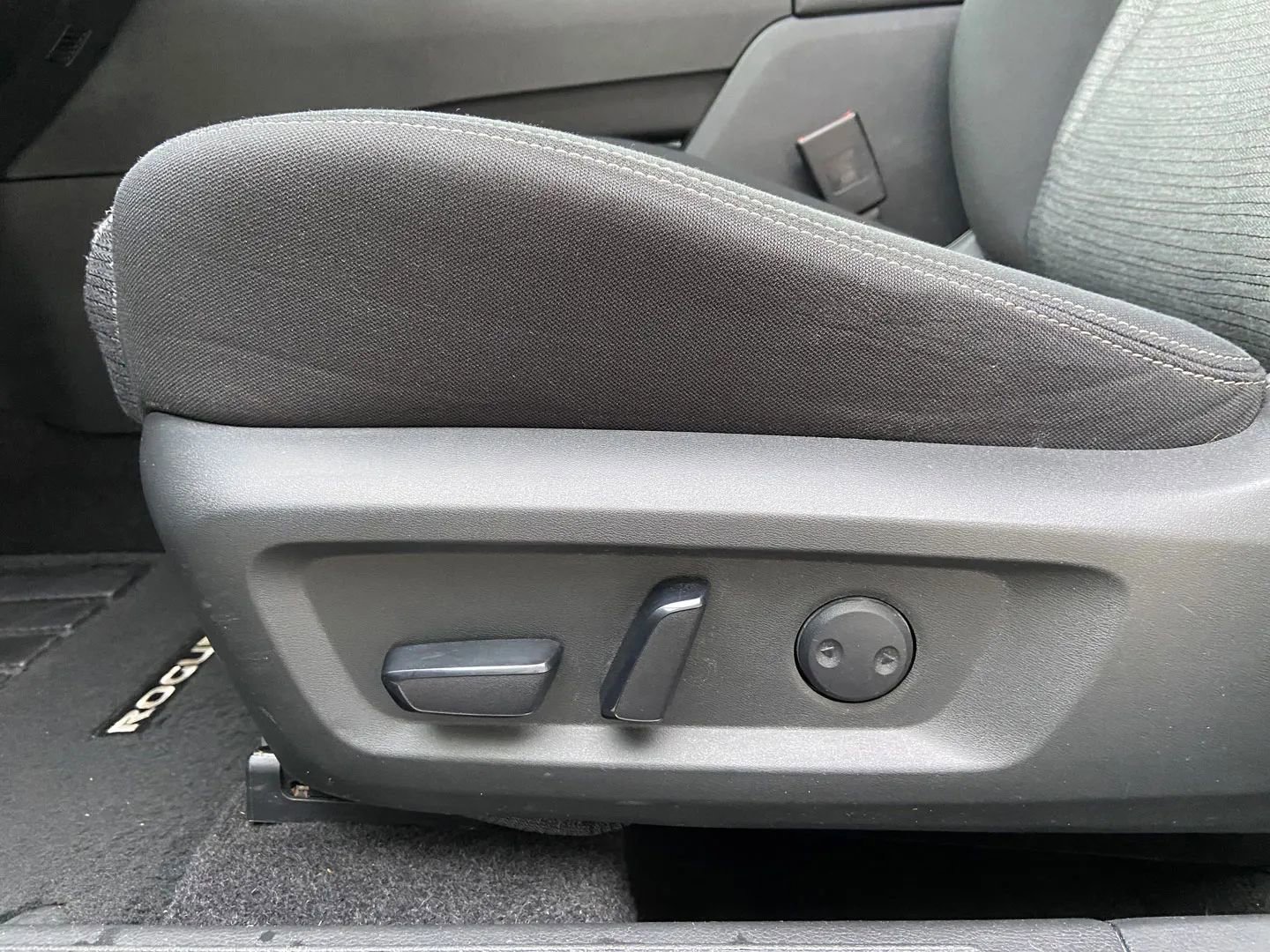 Used 2021 Nissan Rogue SV image 12