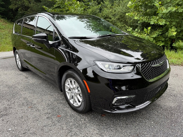 New 2026 Chrysler Pacifica Select image 5