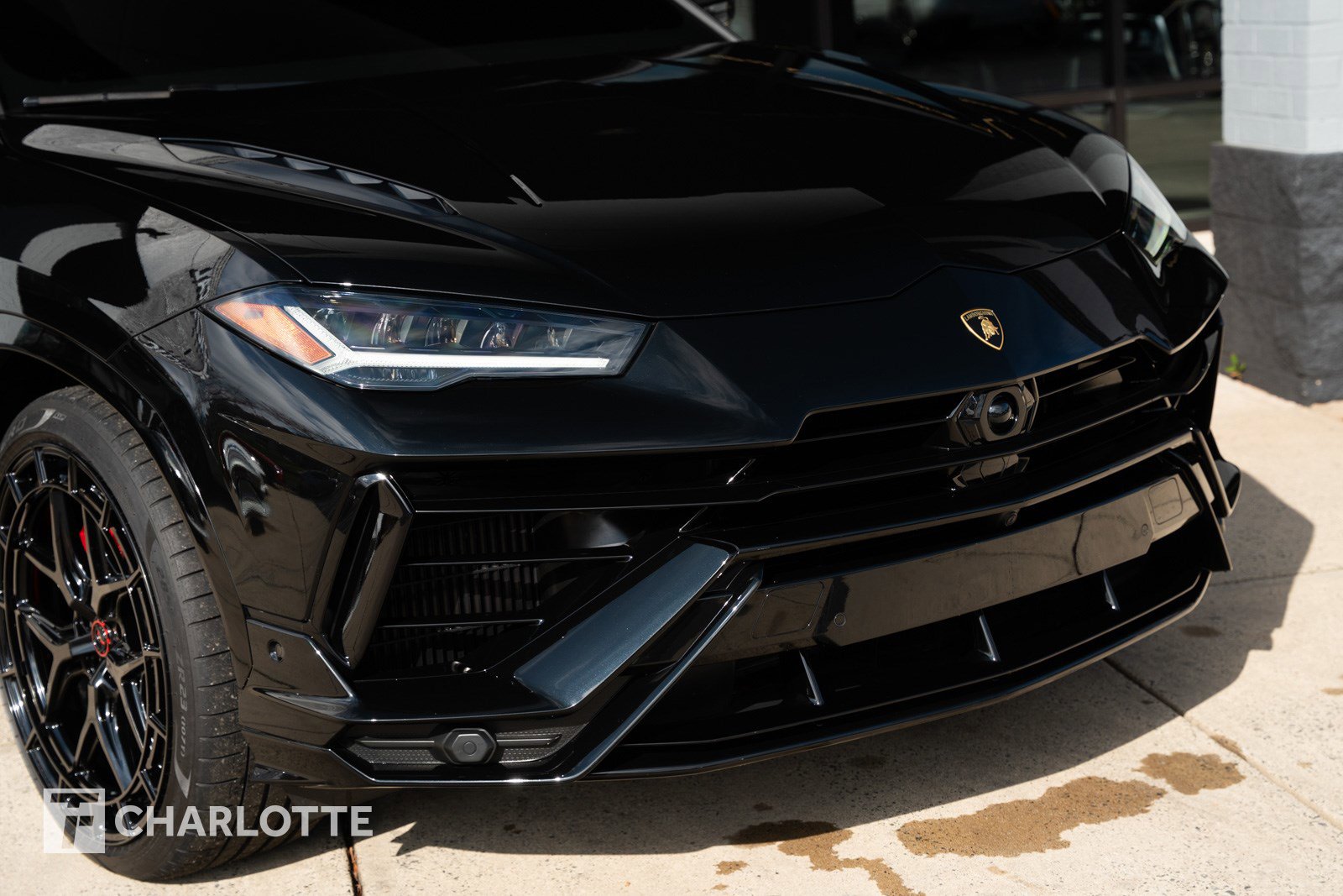 Used 2024 Lamborghini Urus S image 2