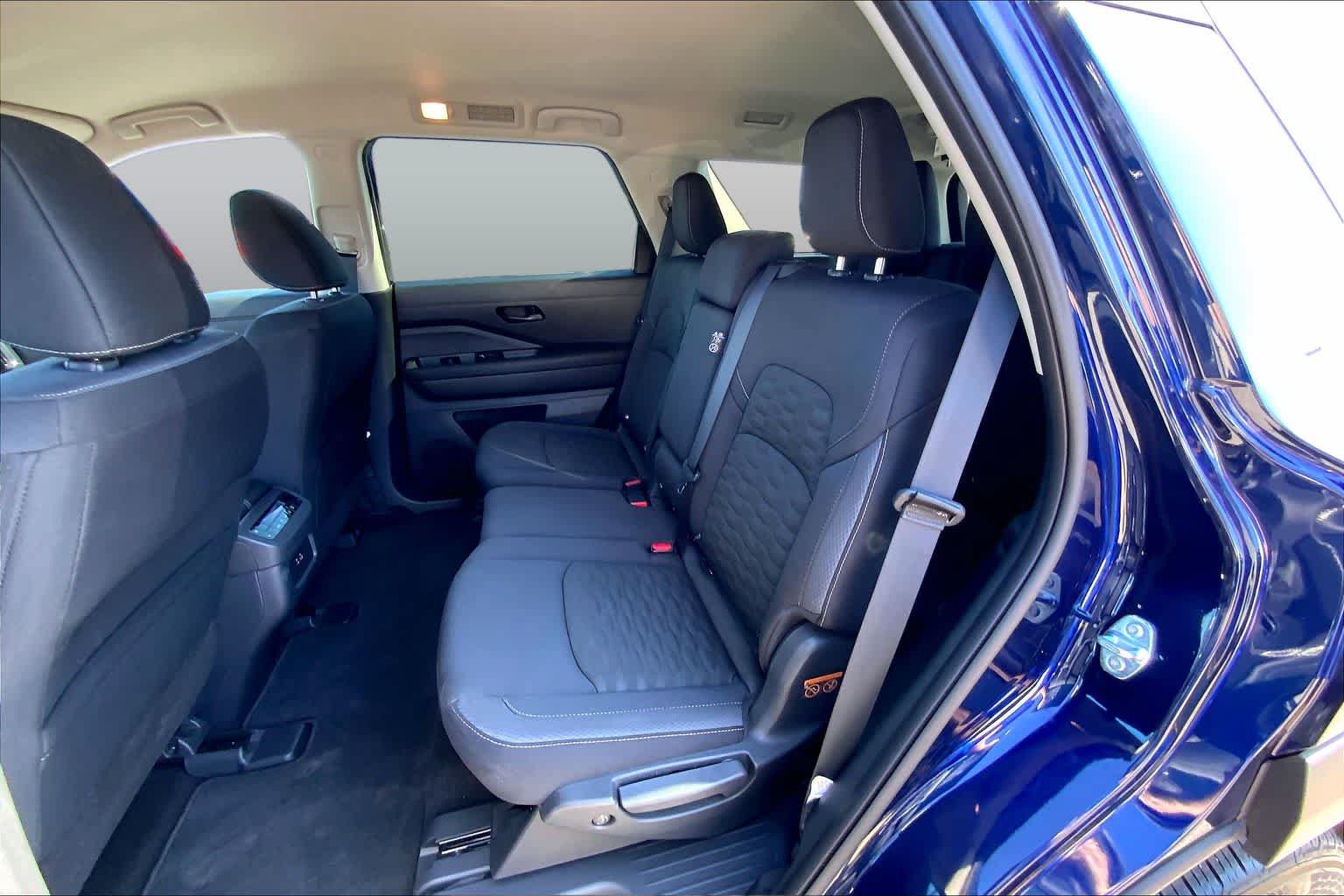 Used 2025 Nissan Pathfinder SV AWD/4WD image 19
