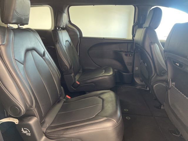 Used 2025 Chrysler Pacifica Select image 33