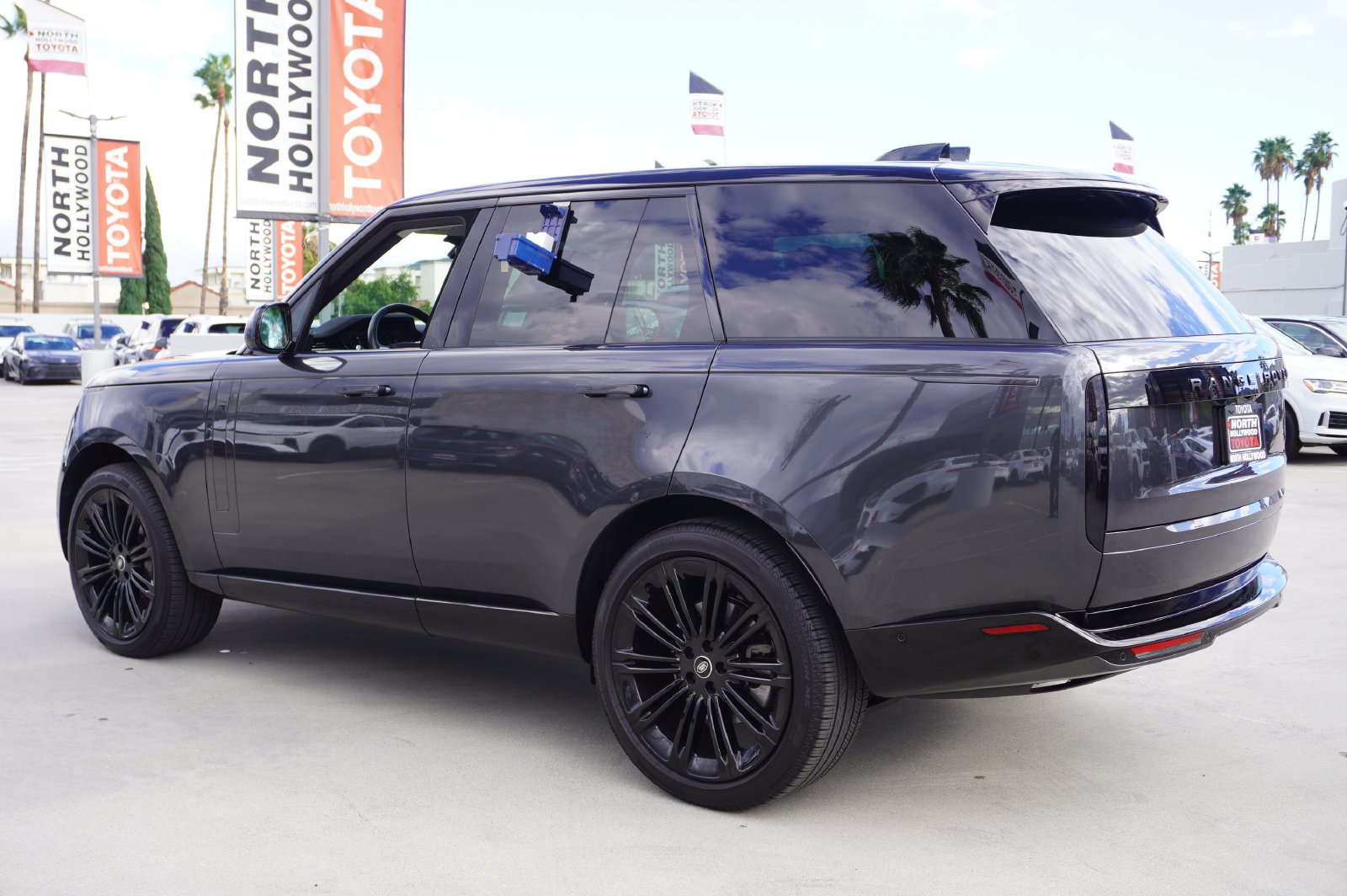Used 2025 Land Rover Range Rover SE AWD/4WD image 5