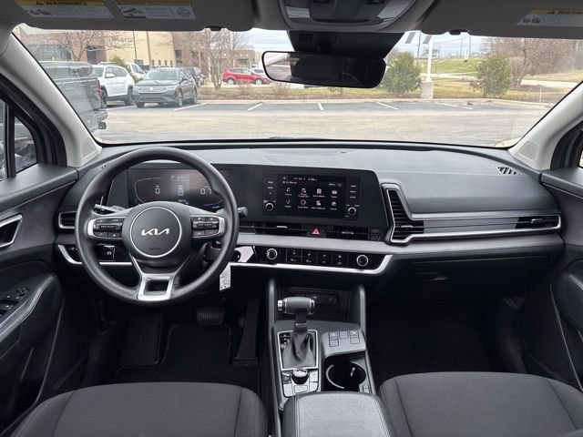 Used 2025 Kia Sportage LX image 2