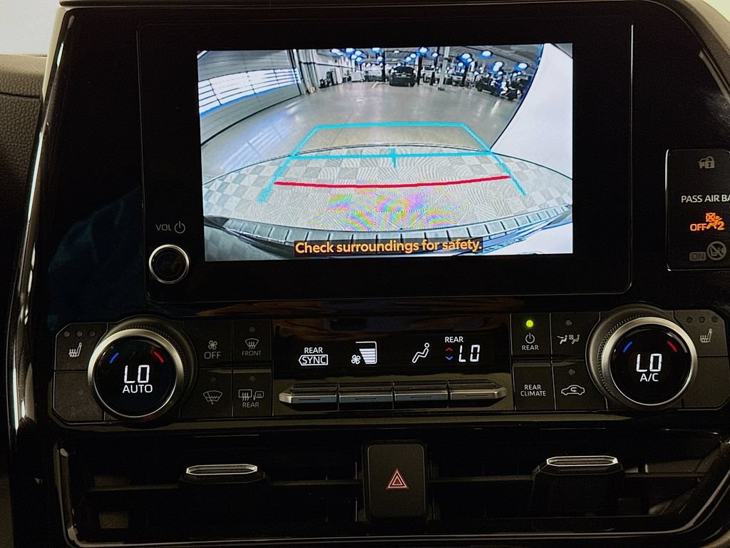 Used 2023 Toyota Highlander XLE FWD image 14