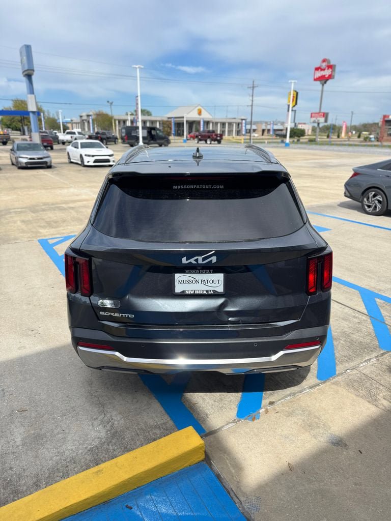 Used 2024 Kia Sorento S w/ Panoramic Sunroof Package image 6