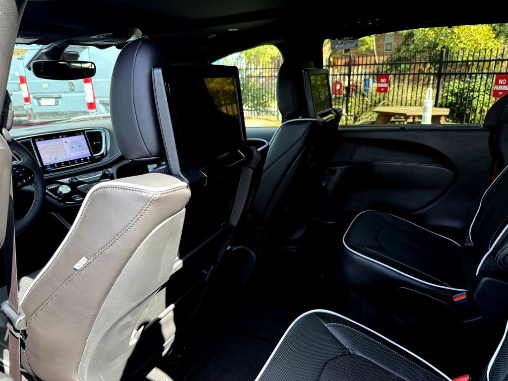 New 2026 Chrysler Pacifica Limited w/ Uconnect Theater Family Group FWD image 12