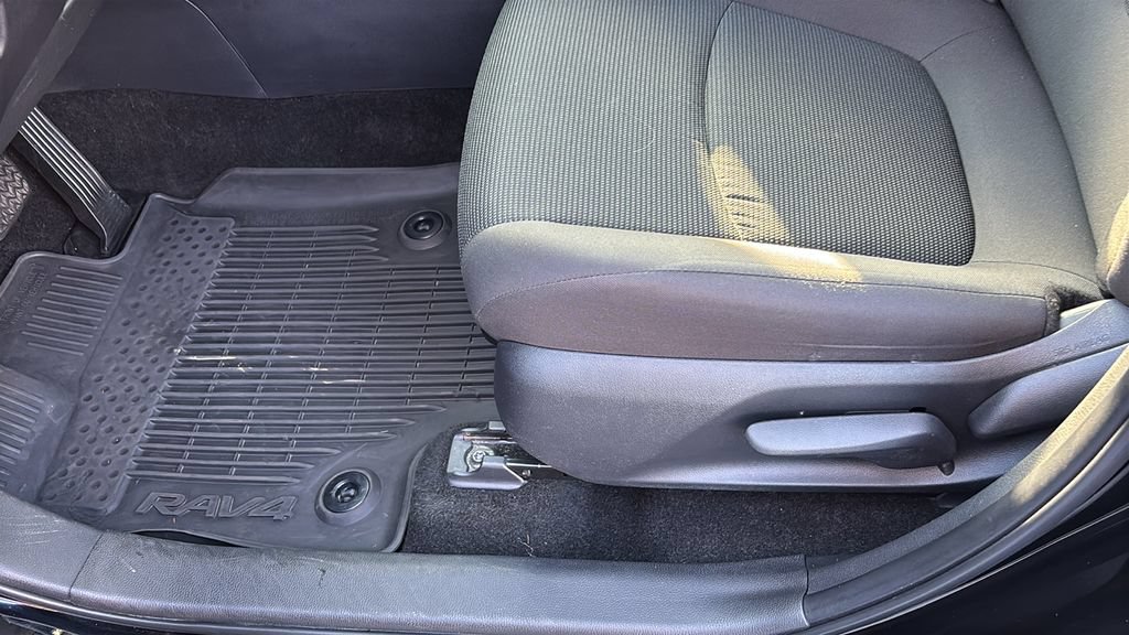 Used 2025 Toyota RAV4 LE AWD/4WD image 26