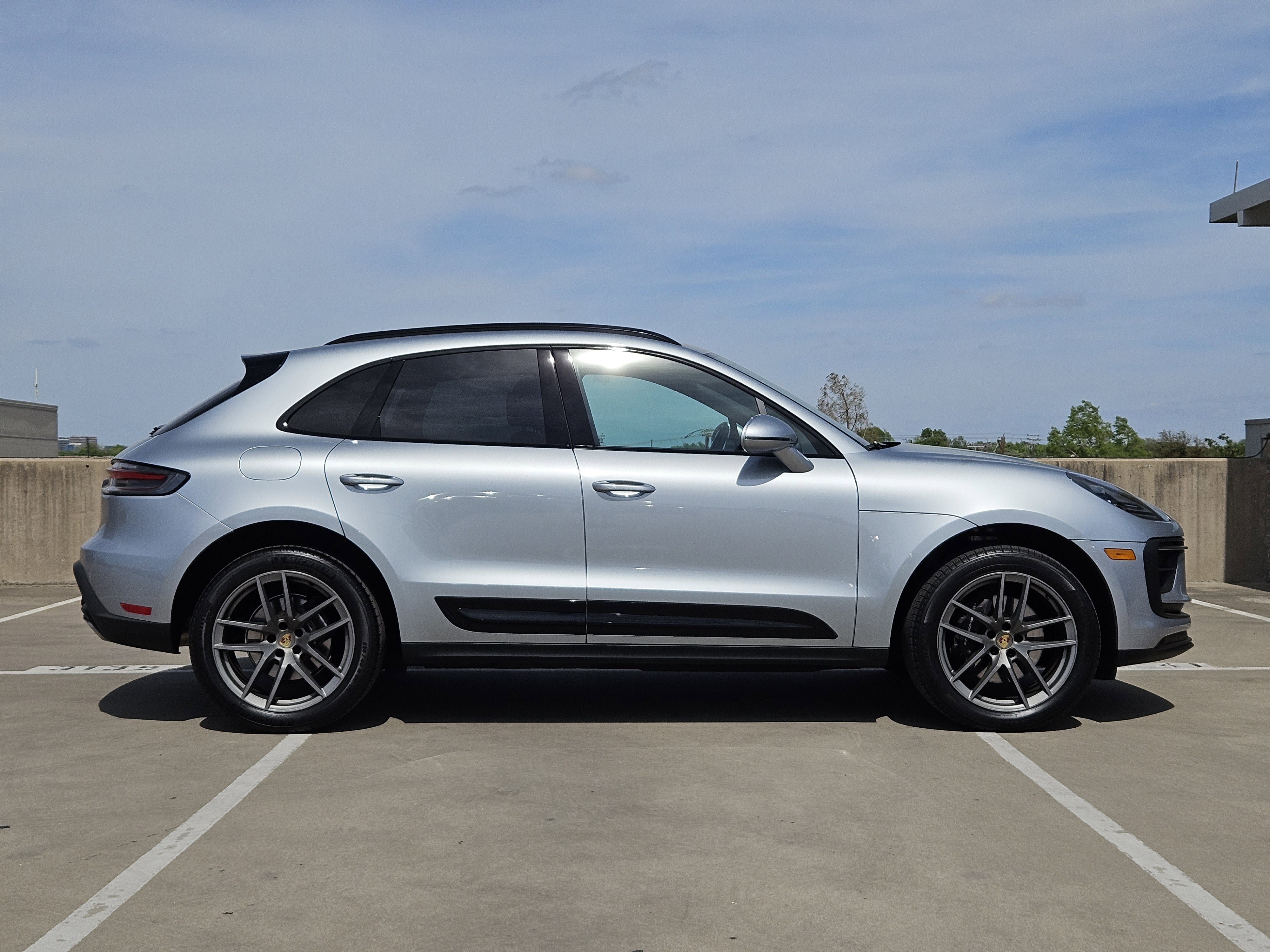 Certified 2025 Porsche Macan image 9
