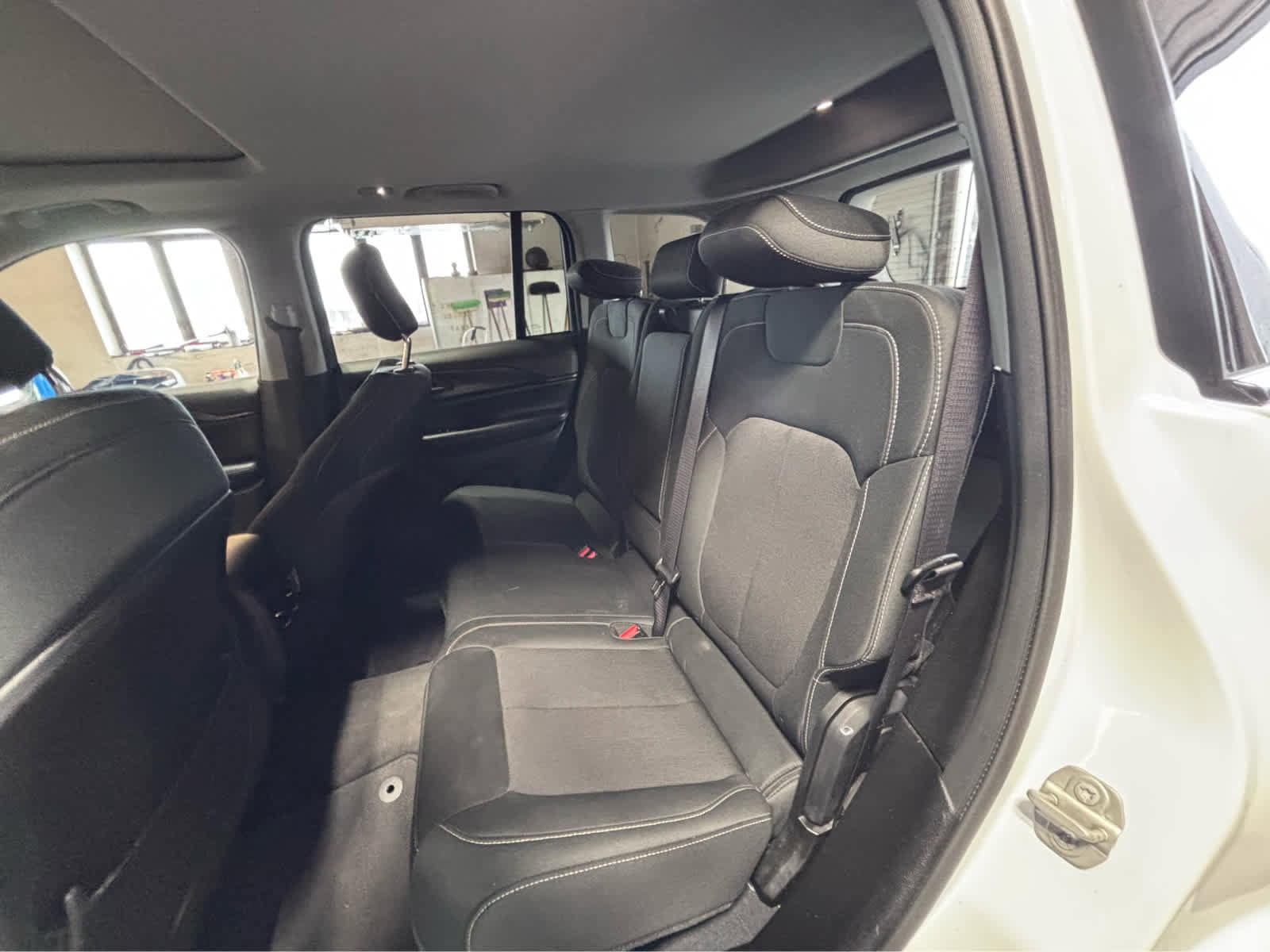 Used 2023 Jeep Grand Cherokee Laredo X image 10