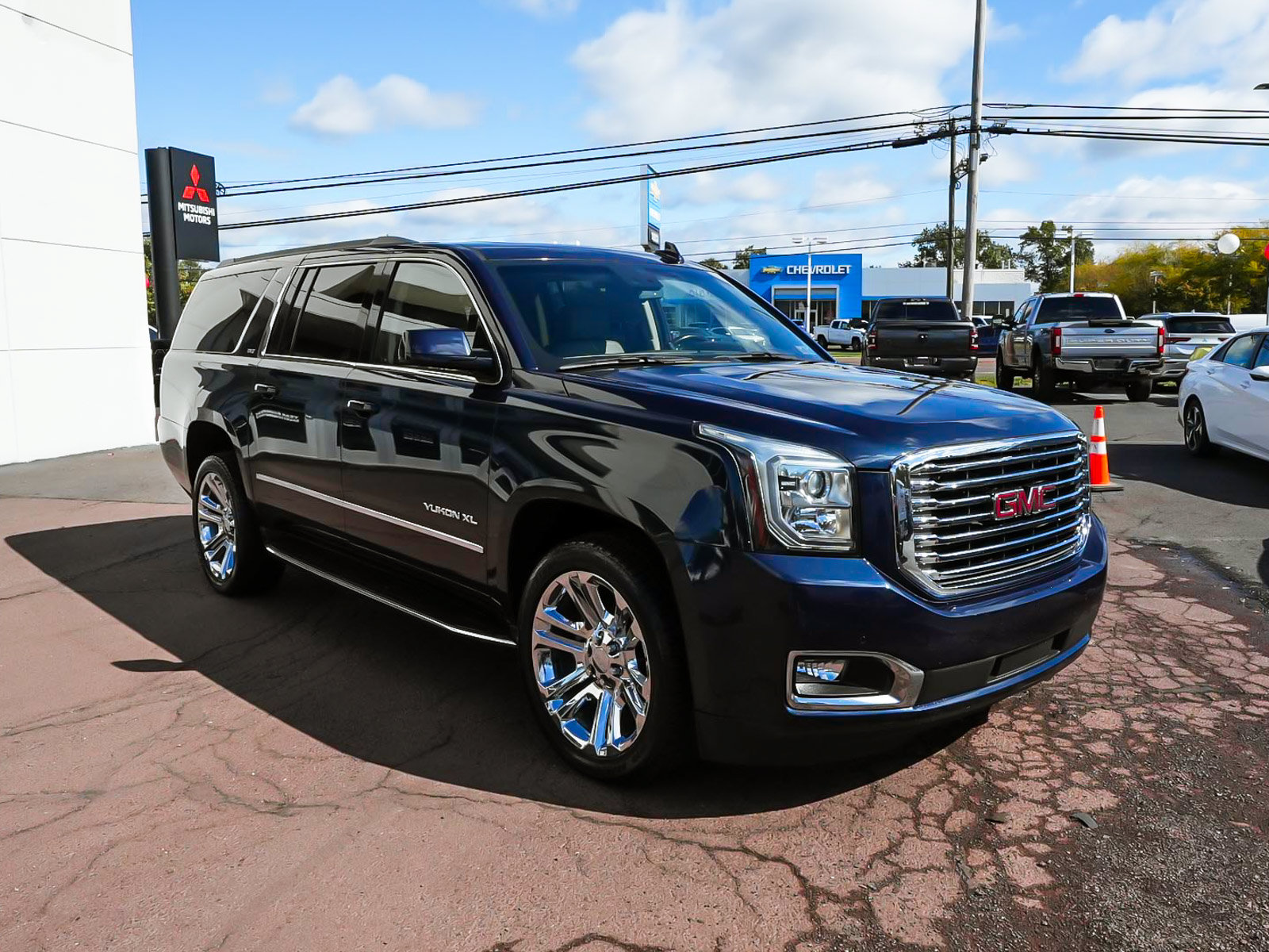 Used 2018 GMC Yukon XL SLT w/ Premium Edition AWD/4WD image 3