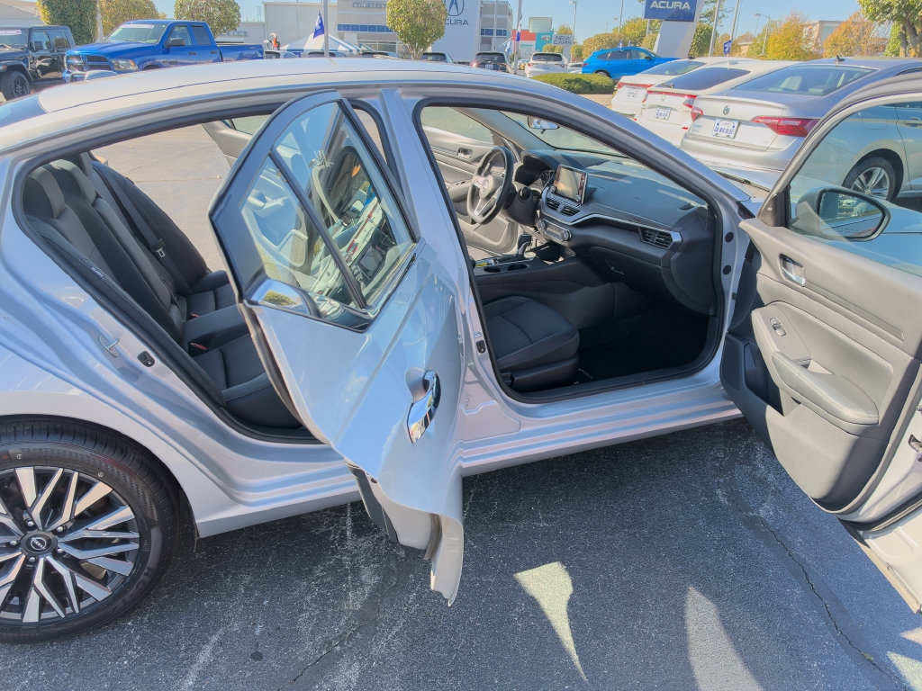 Used 2025 Nissan Altima 2.5 SV FWD image 10