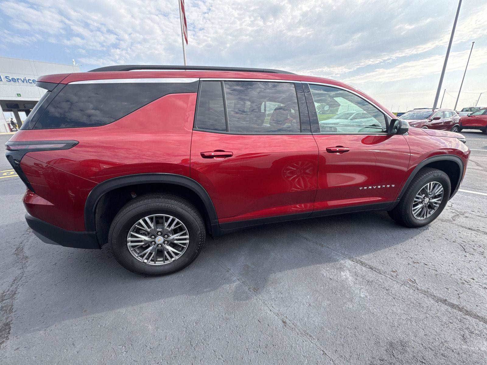 Used 2026 Chevrolet Traverse LT FWD image 4