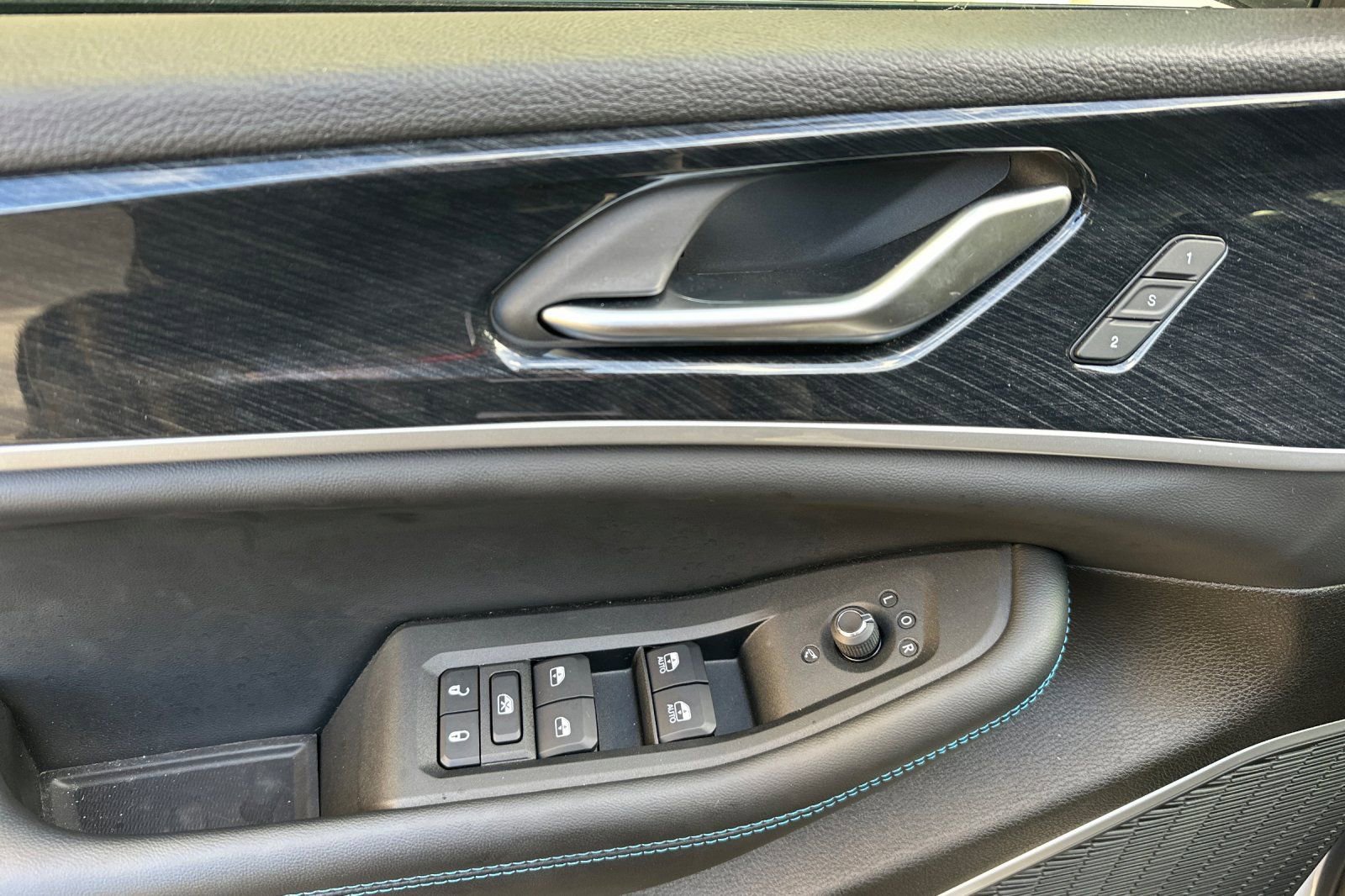 New 2023 Jeep Grand Cherokee Trailhawk w/ Advanced Protech Group II AWD/4WD image 10