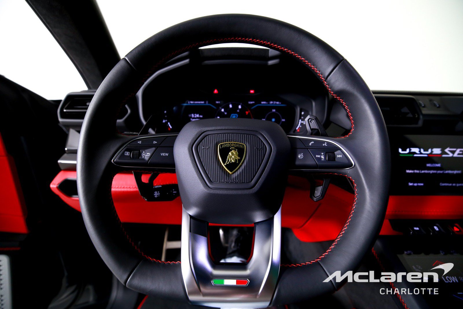 Used 2025 Lamborghini Urus SE AWD/4WD image 14