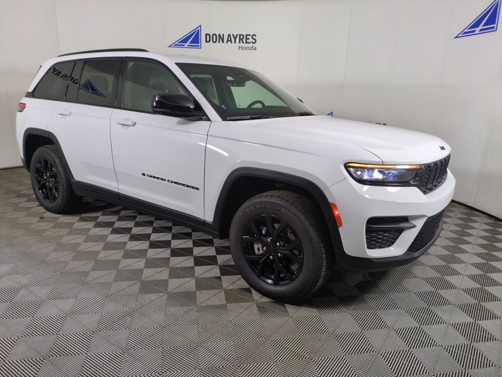 Used 2025 Jeep Grand Cherokee Altitude w/ Trailer Tow Package AWD/4WD image 10