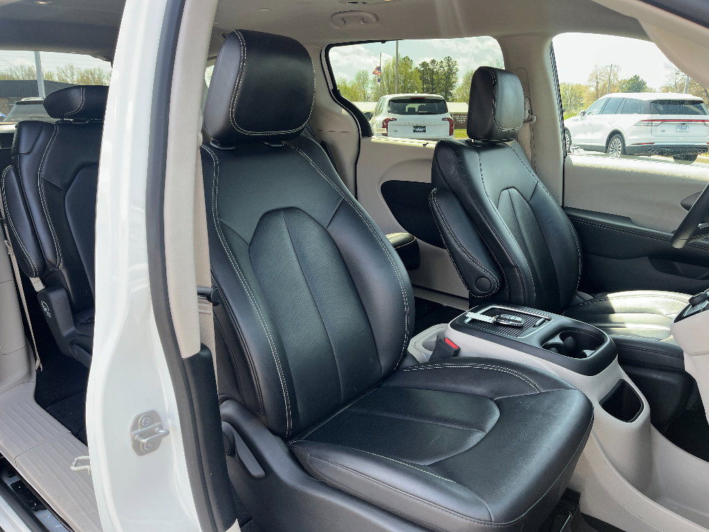 Used 2024 Chrysler Pacifica Touring-L image 14