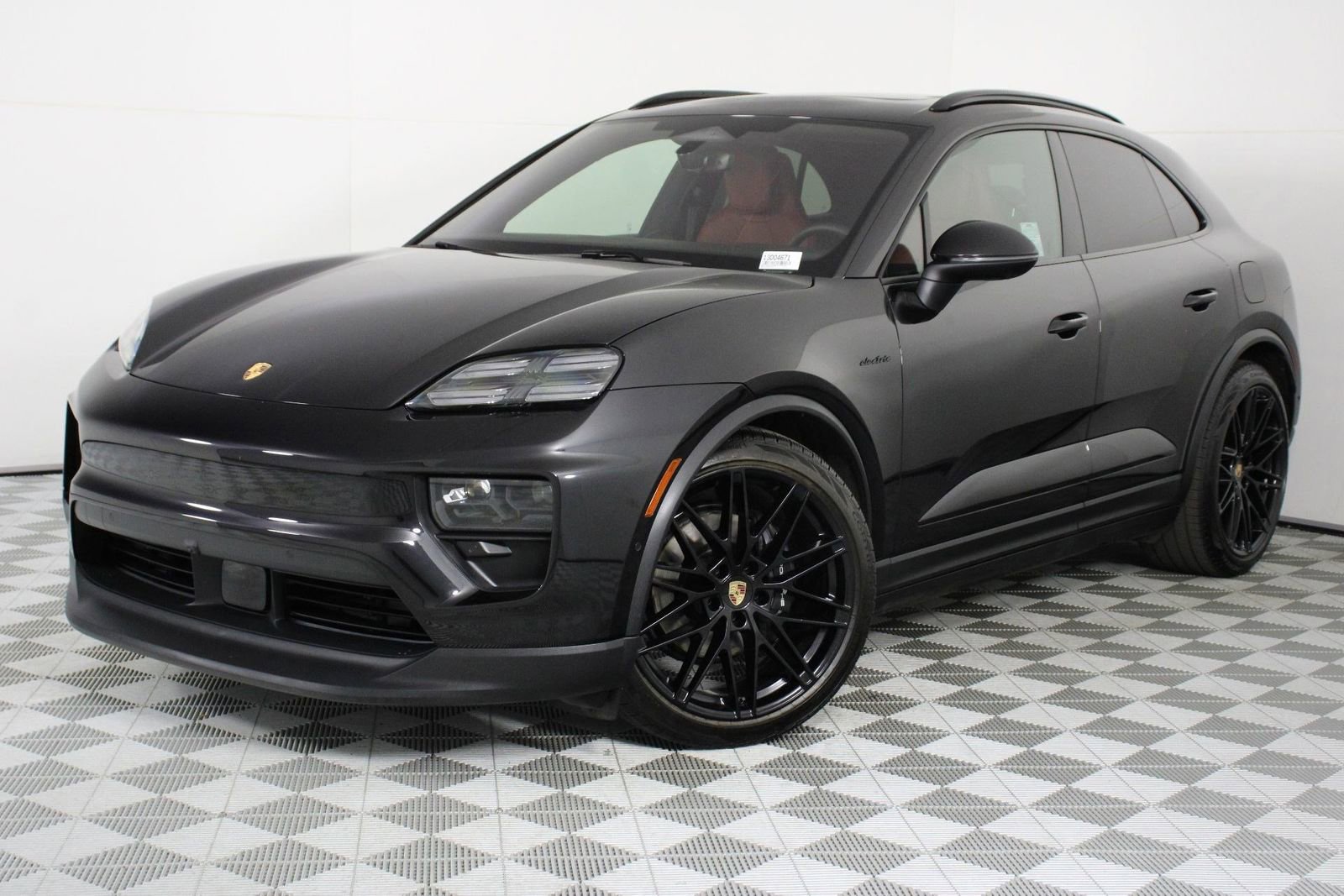 Certified 2025 Porsche Macan 4 Electric image 33