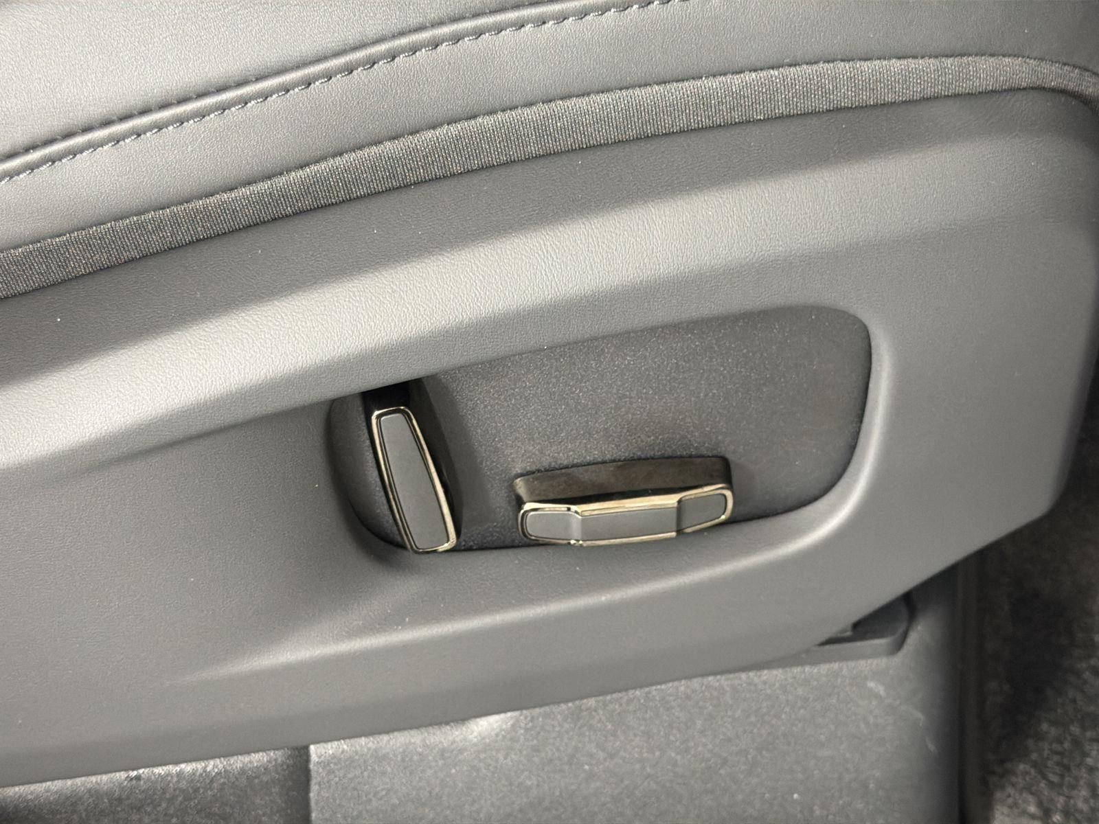 New 2026 Land Rover Defender 110 OCTA image 34