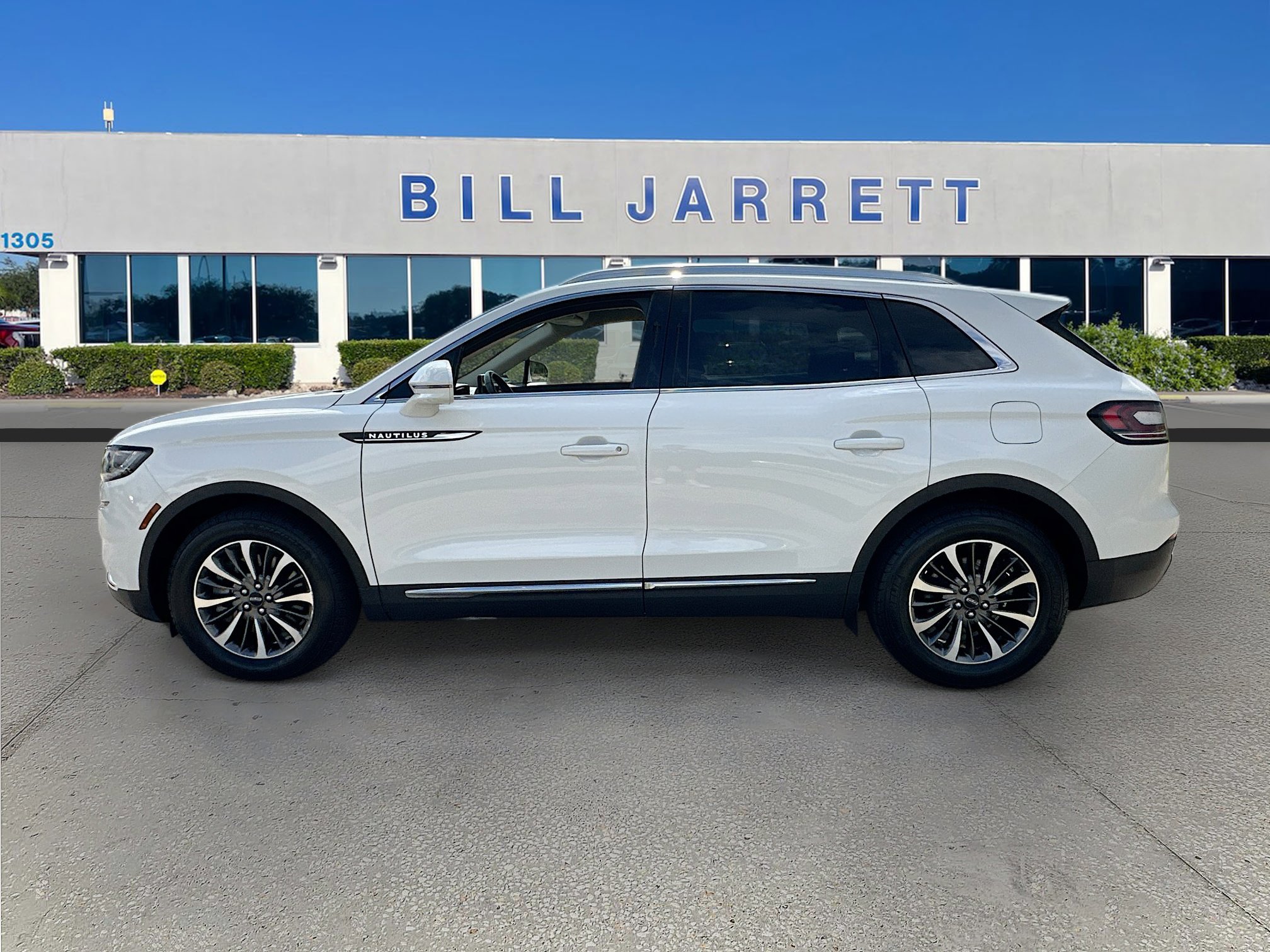 Used 2022 Lincoln Nautilus FWD w/ Premium Package image 4