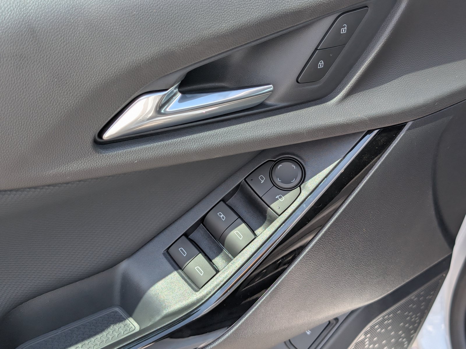 New 2027 Chevrolet Equinox LT w/ Convenience Package II FWD image 15