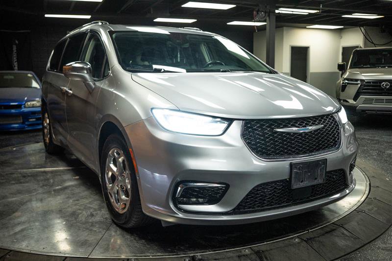 Used 2021 Chrysler Pacifica Limited w/ Uconnect Theater Family Group FWD image 5