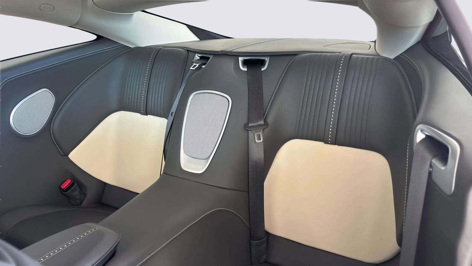 Used 2022 Aston Martin DB11 Coupe image 37