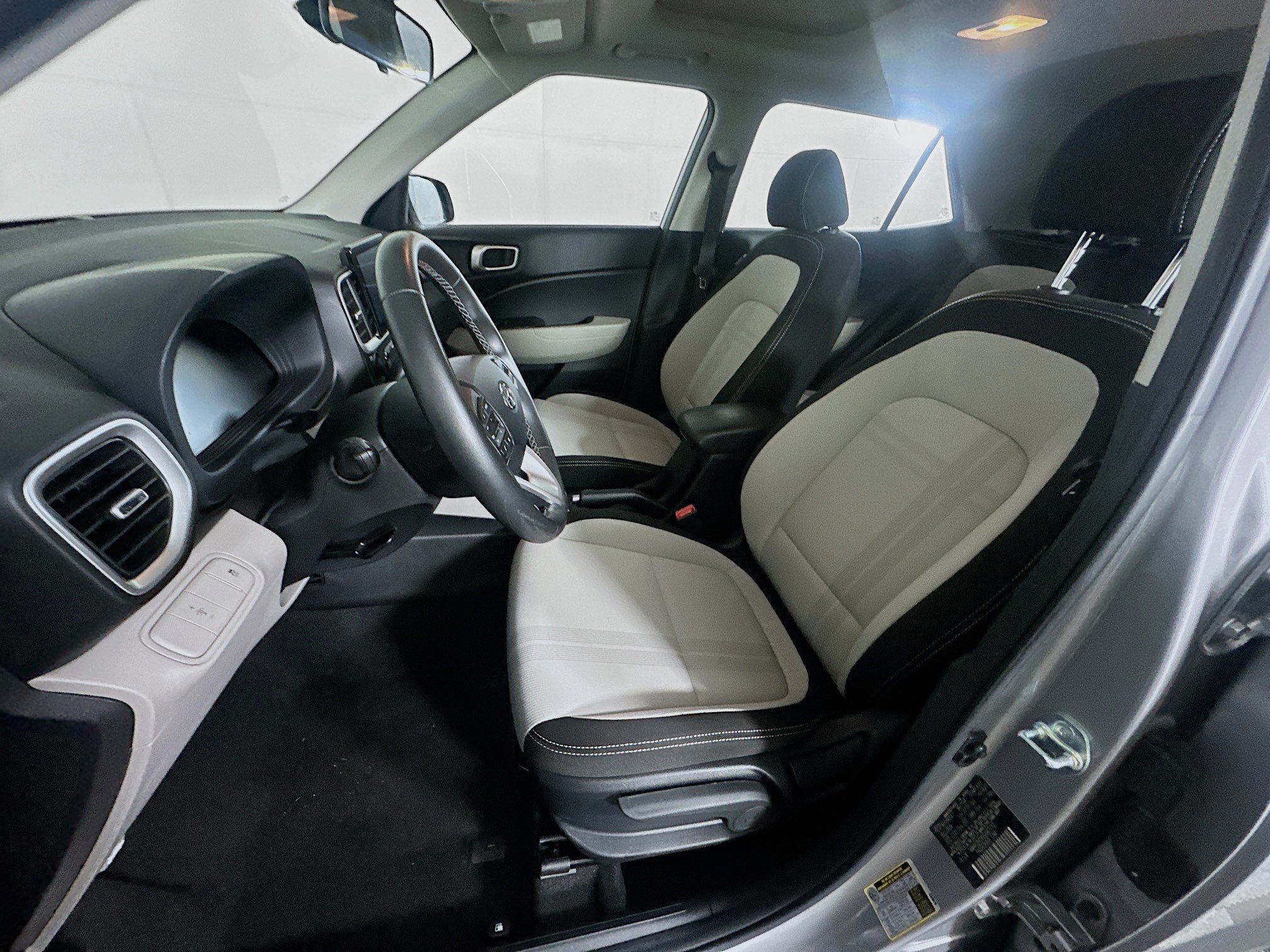 Used 2025 Hyundai Venue SEL image 13