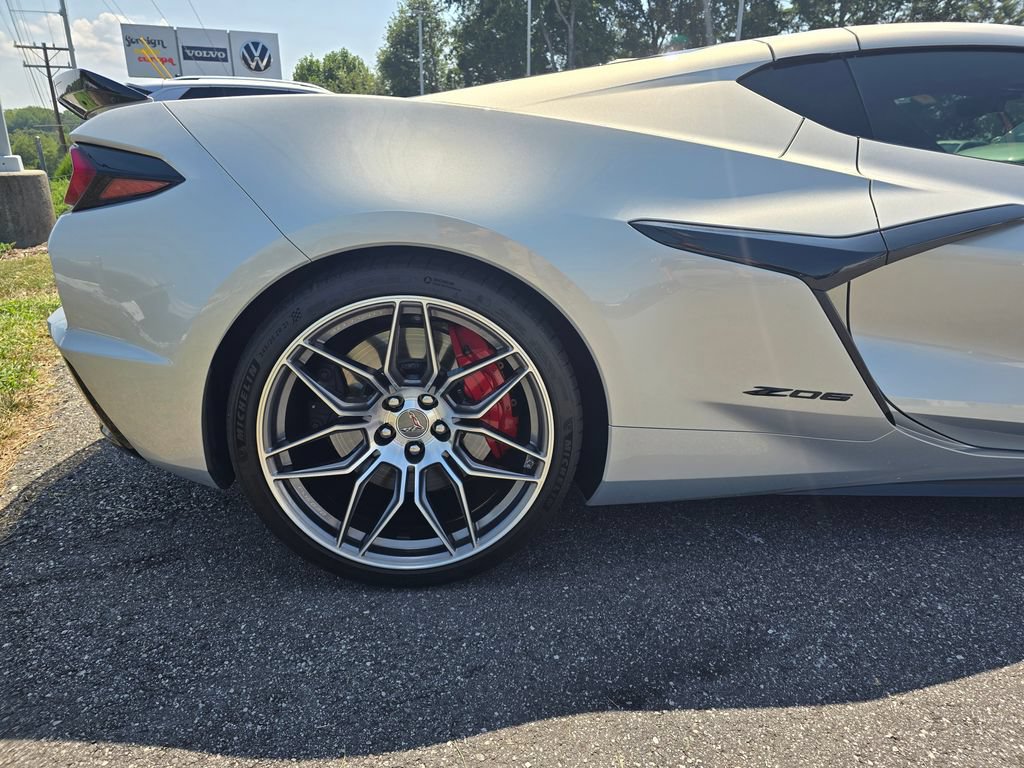 Used 2024 Chevrolet Corvette Z06 RWD image 9