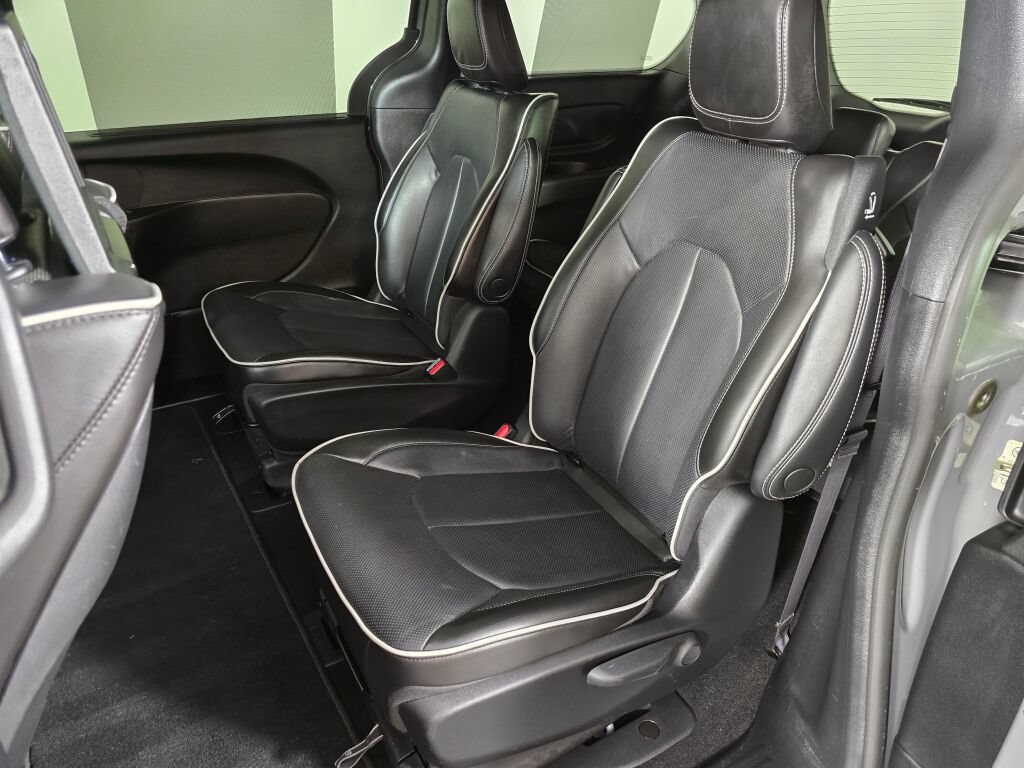 Used 2023 Chrysler Pacifica Limited w/ Uconnect Theater Family Group FWD image 37
