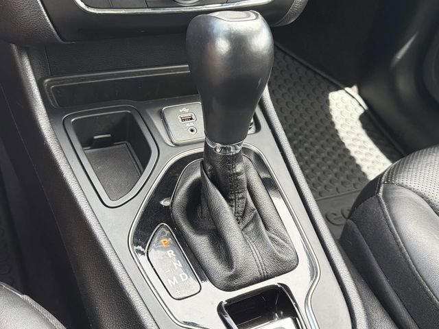 Used 2019 Jeep Cherokee Limited w/ Luxury Group FWD image 29