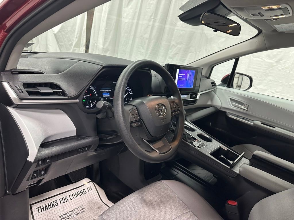 Used 2025 Toyota Sienna LE image 14
