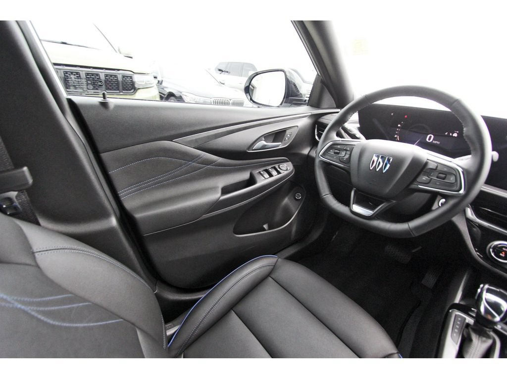 Used 2025 Buick Envista Sport Touring w/ Convenience I Package FWD image 8