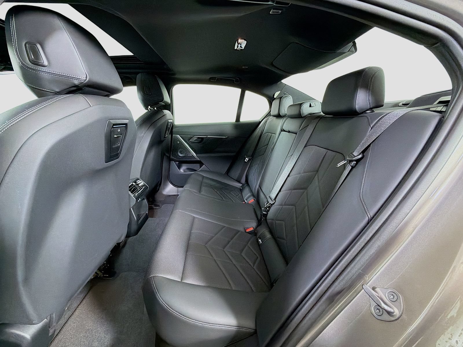 Used 2024 BMW 530i xDrive w/ Premium Package AWD/4WD image 25