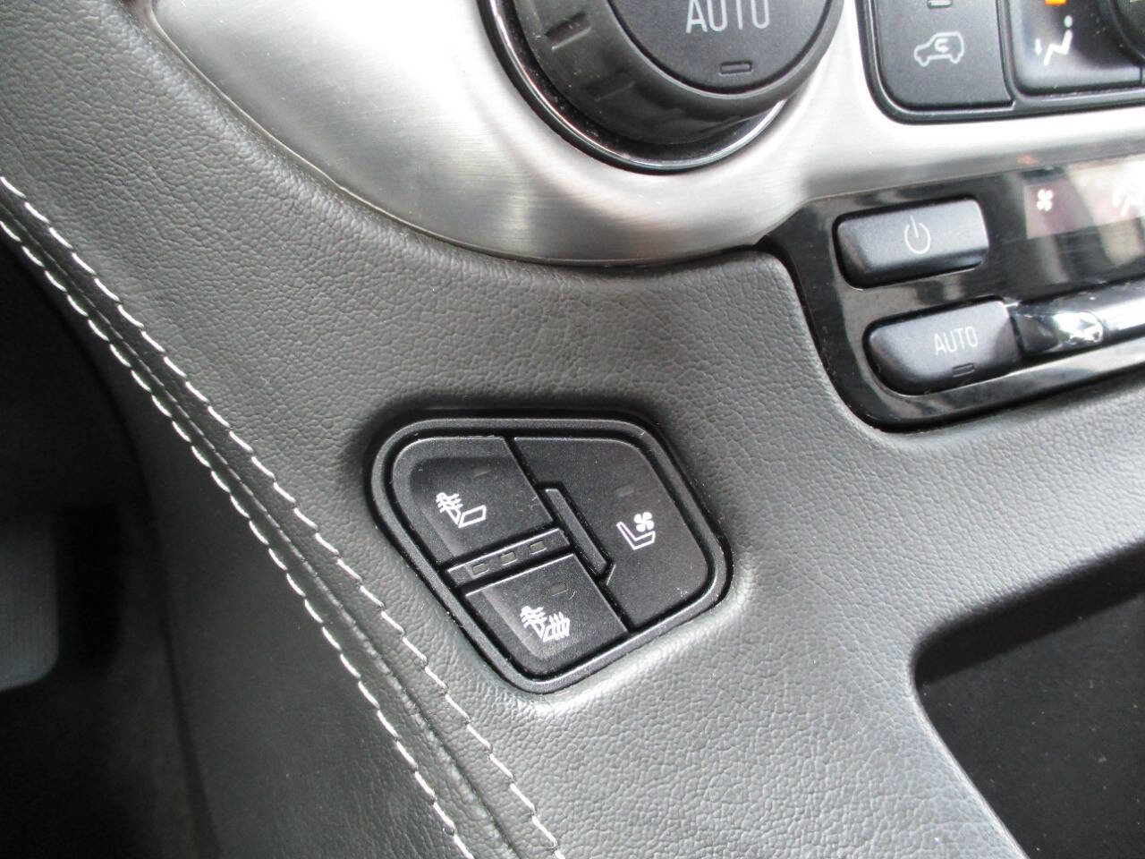 Used 2018 GMC Yukon SLT w/ HD Trailering Package image 27