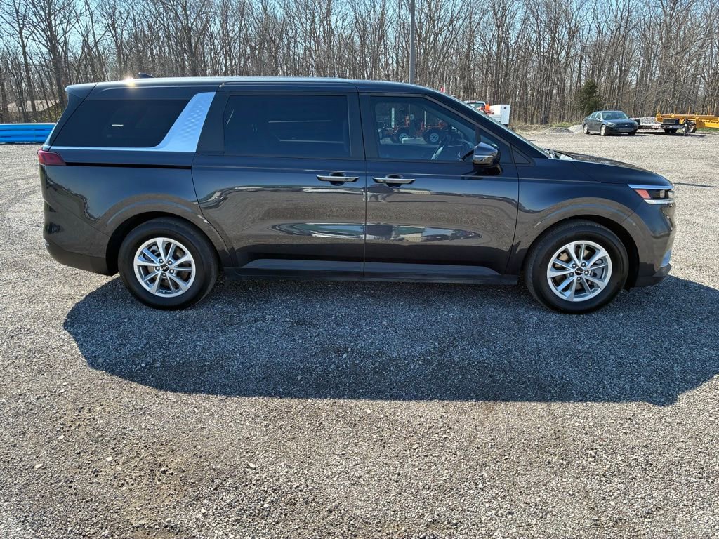 Used 2023 Kia Carnival LX FWD image 2