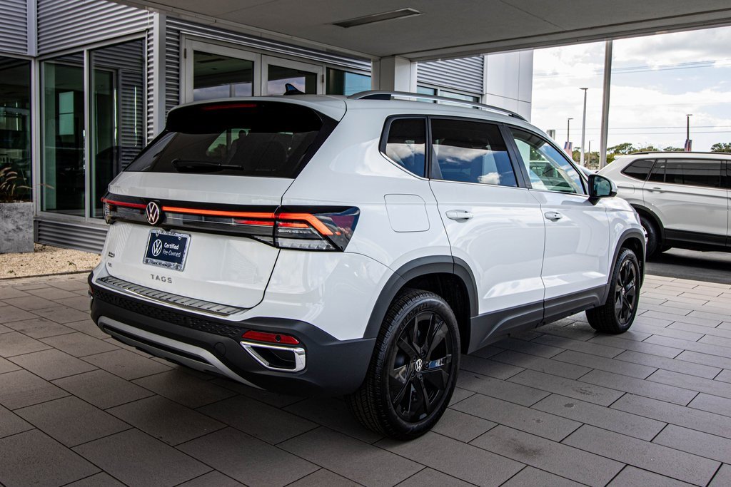 Certified 2025 Volkswagen Taos SE w/ Black Wheel Package image 18