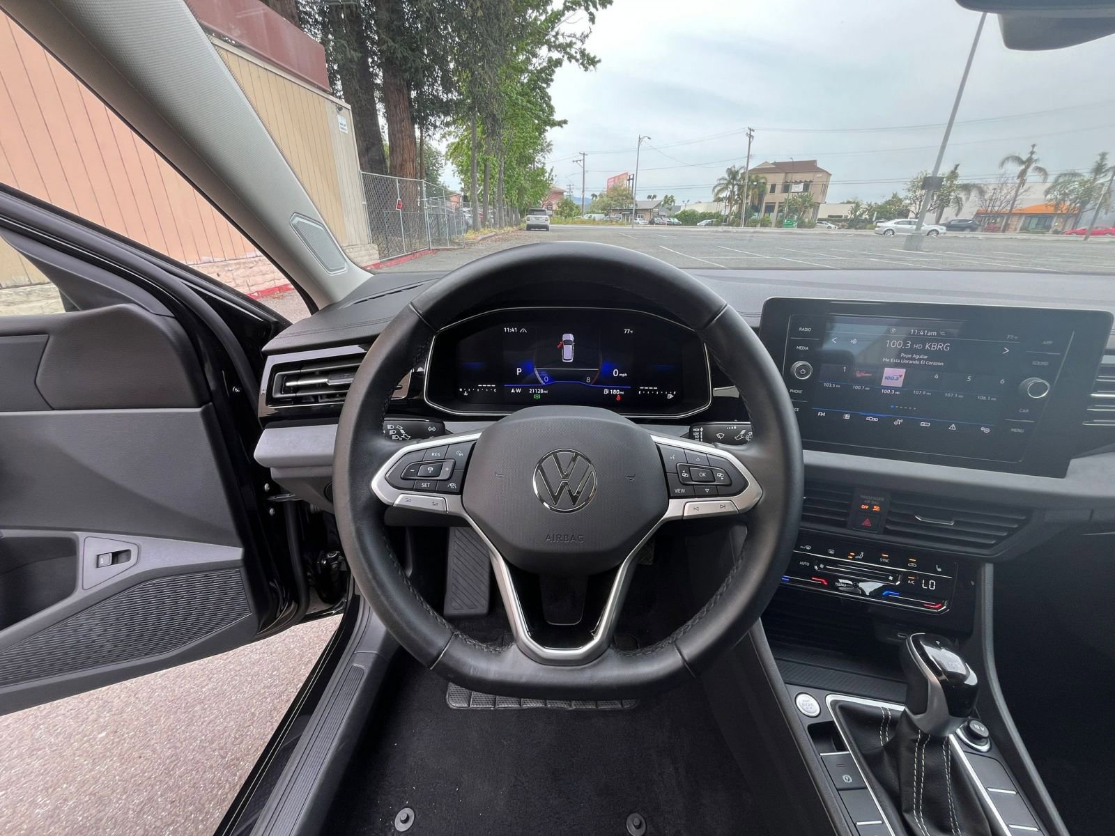 Used 2025 Volkswagen Jetta SE image 34