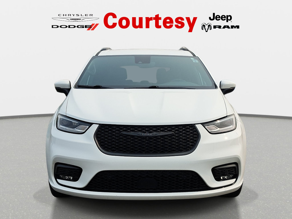 Certified 2023 Chrysler Pacifica Touring-L w/ Uconnect Theater Family Group AWD/4WD image 9
