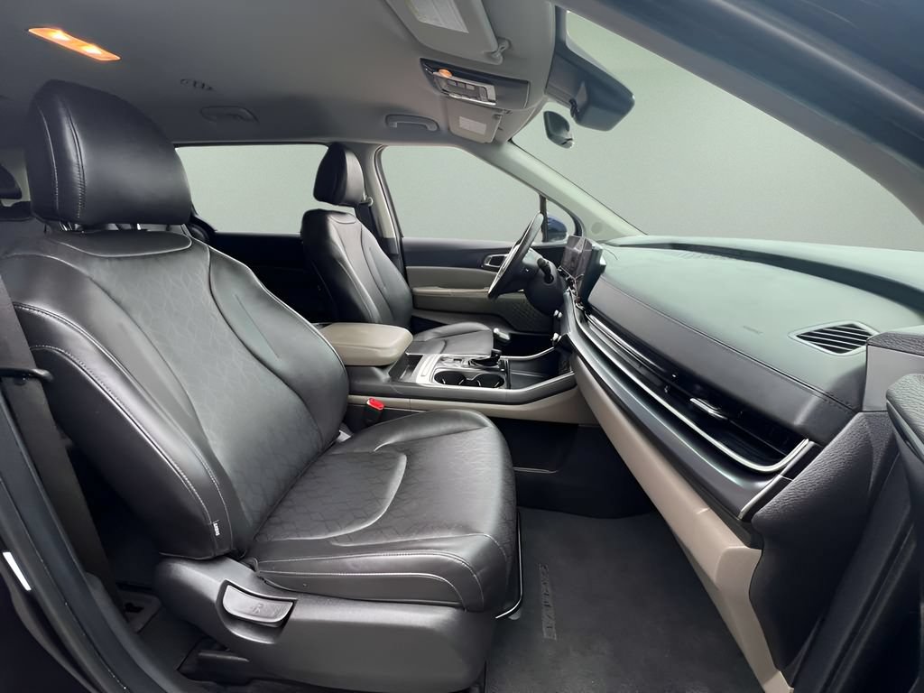 Used 2025 Kia Carnival FWD image 26