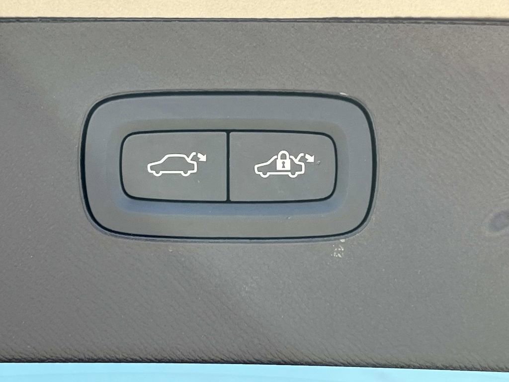 Used 2025 Volvo XC90 B6 Ultra image 13